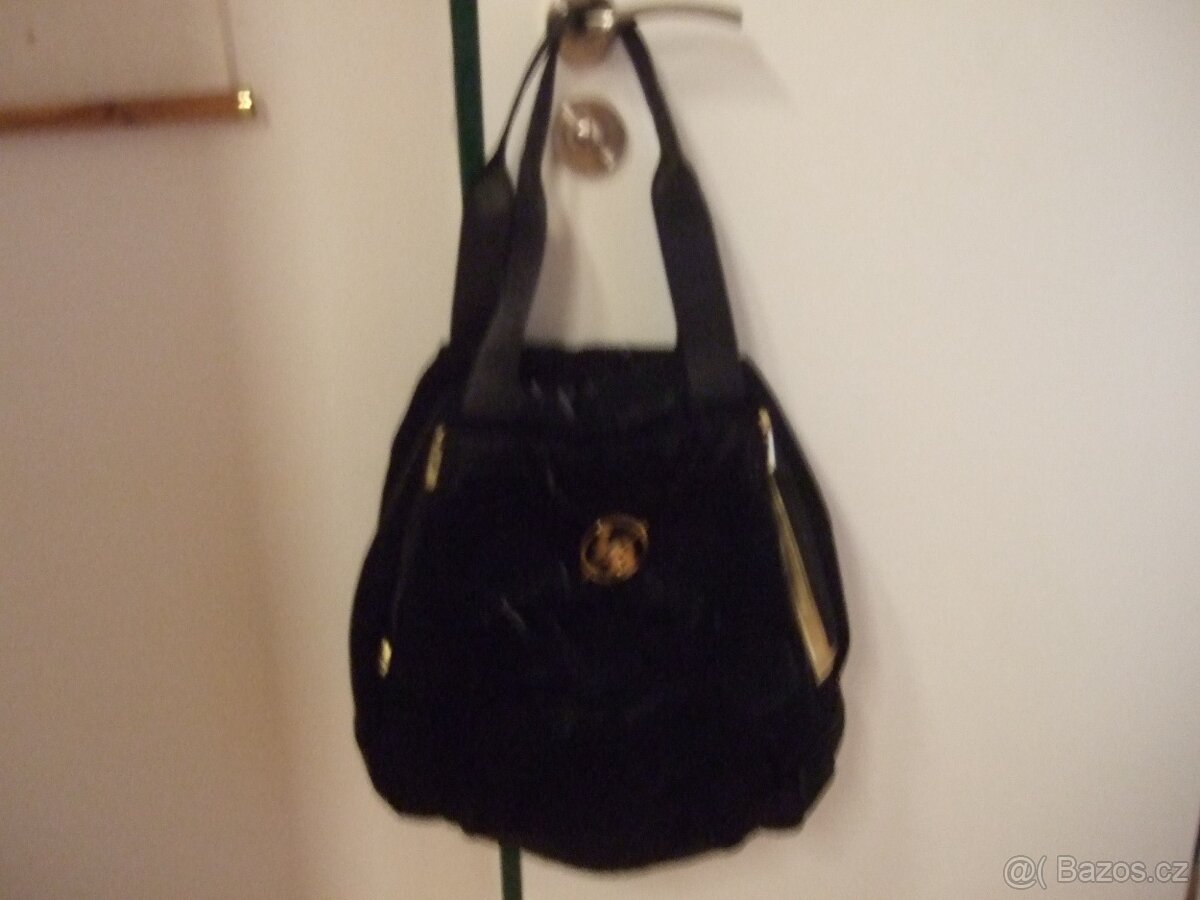 Kabelka černá.