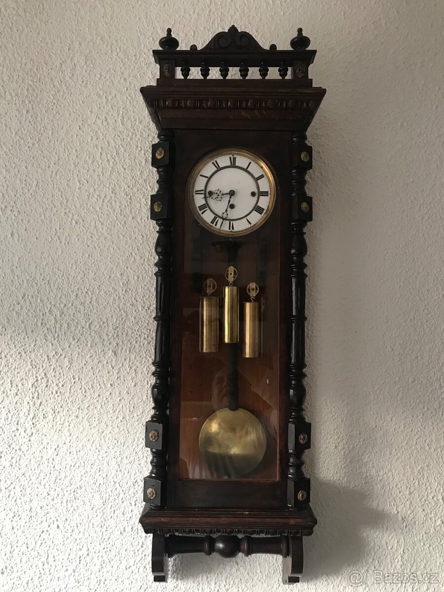 Třízávažové hodiny.