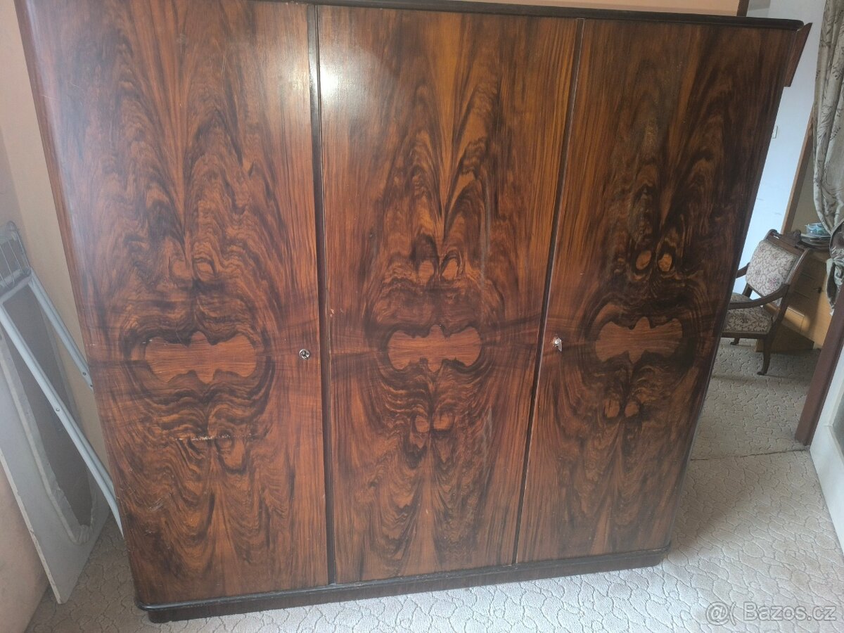 2 x dřevěná skříň