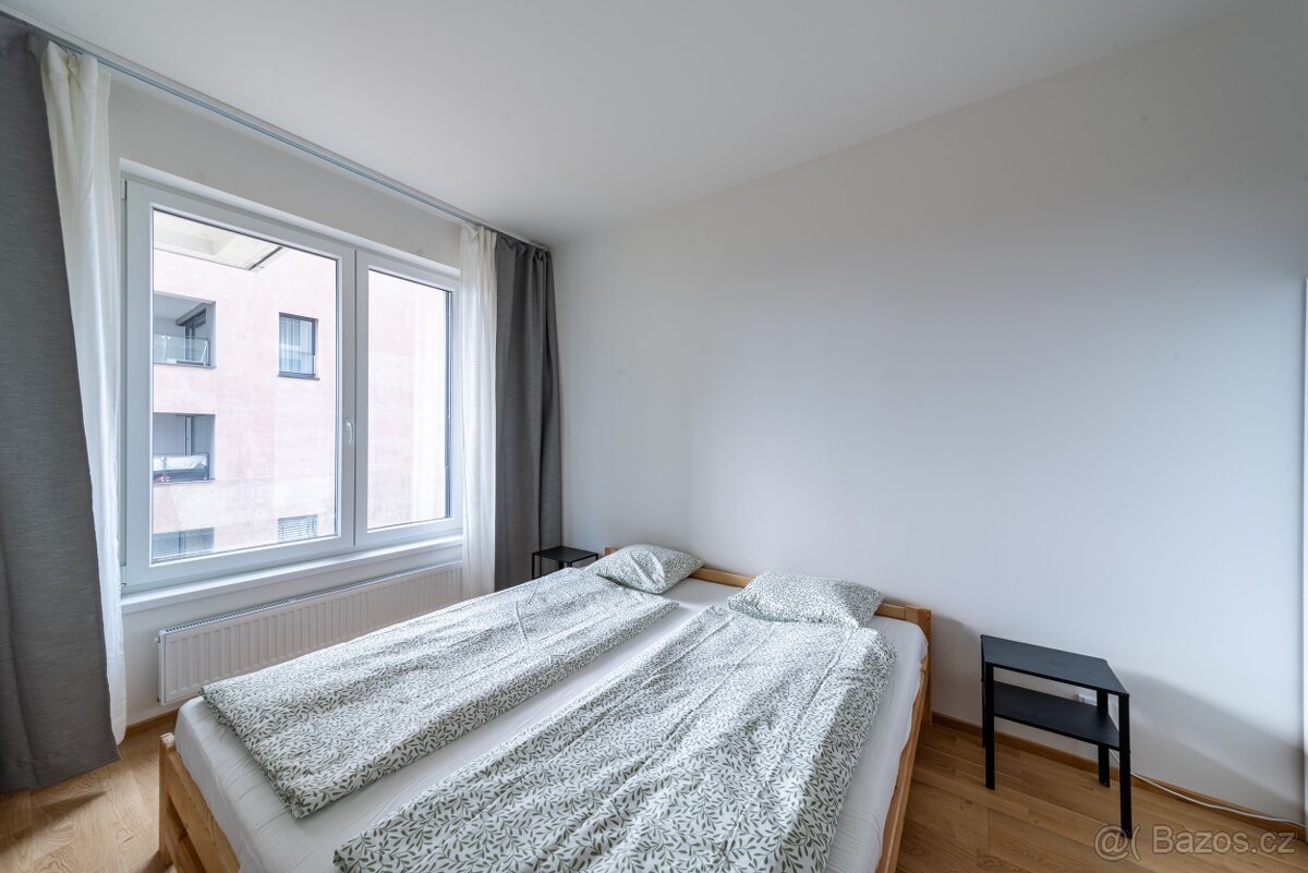 Pokoj s trvalým pobytem pro pár nebo 2 dívky — Praha 9