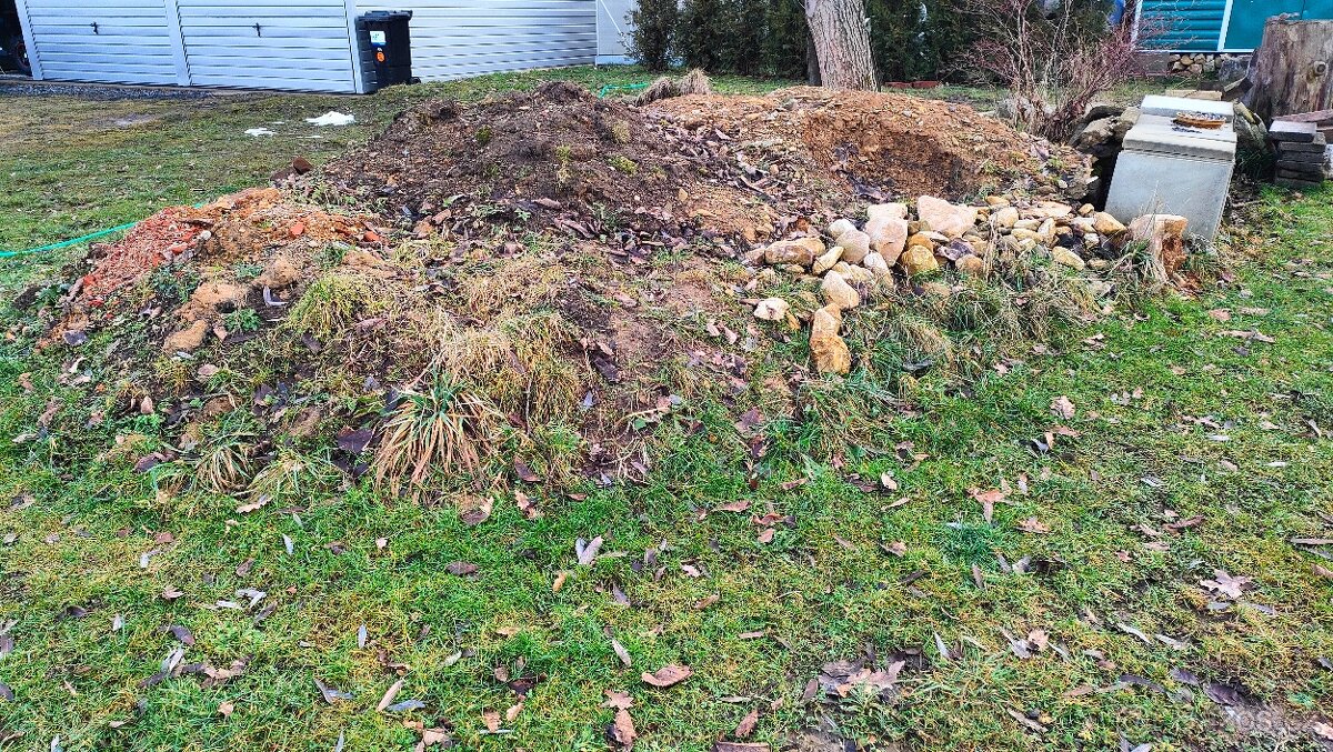 Jílovitá zemina cca 8-9 m3