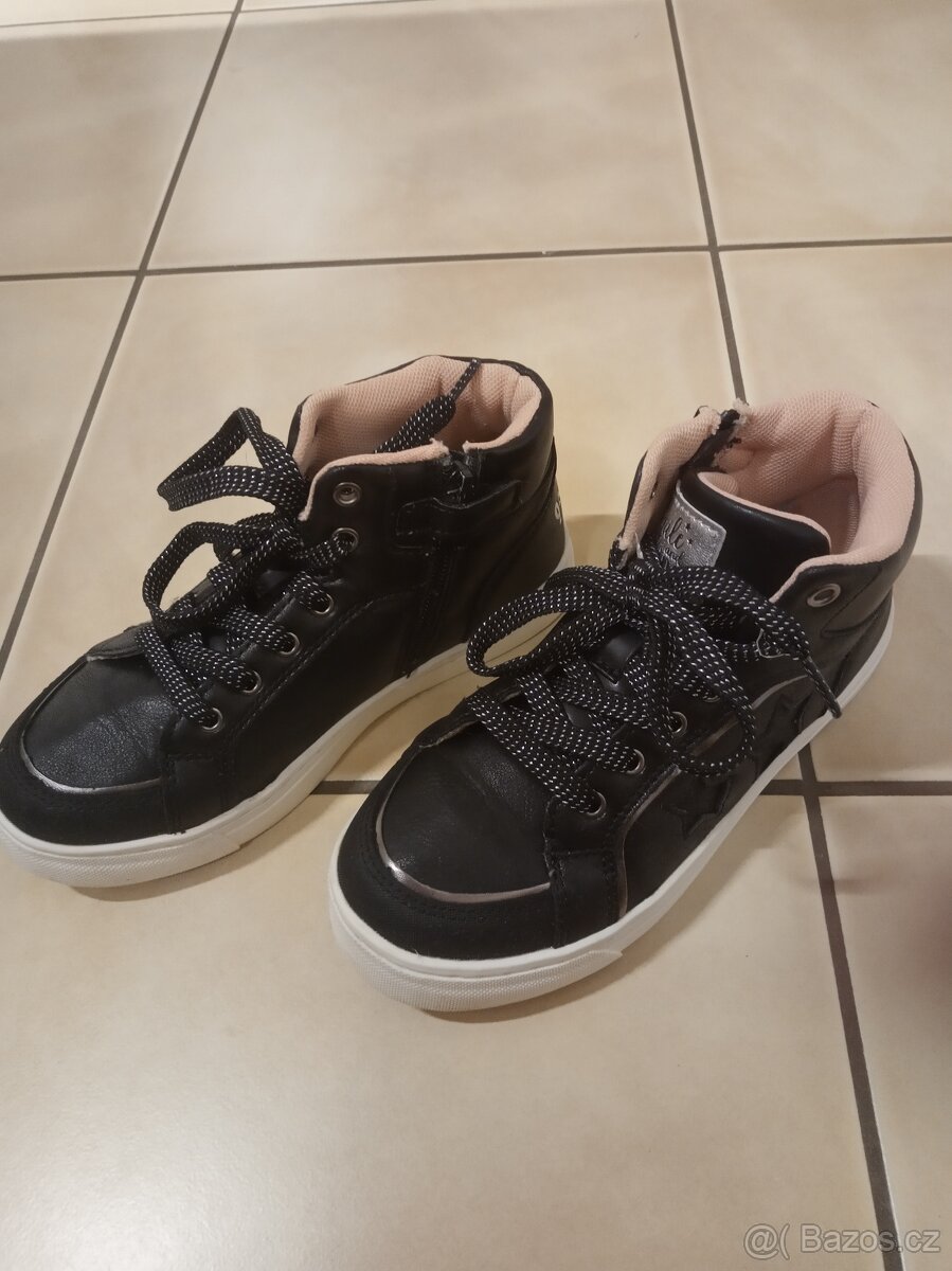 Prodáme dívčí tenisky zn.Garvalin vel.32