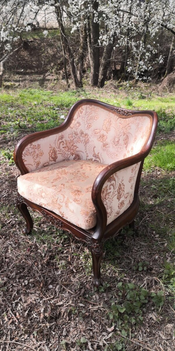 Starožitné křeslo