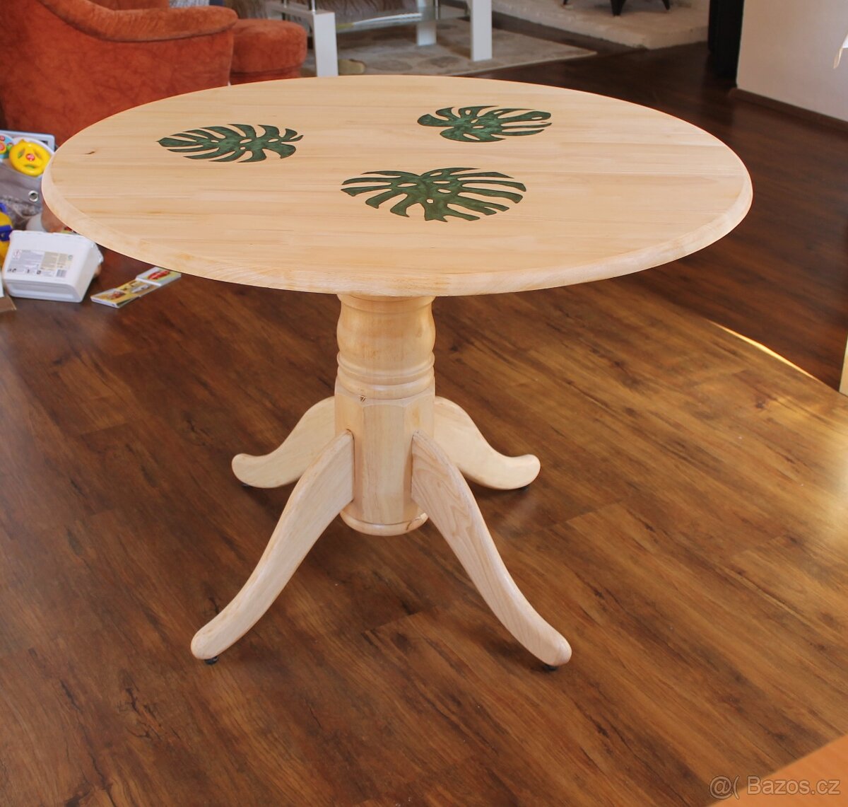 Kulatý jídelní stůl