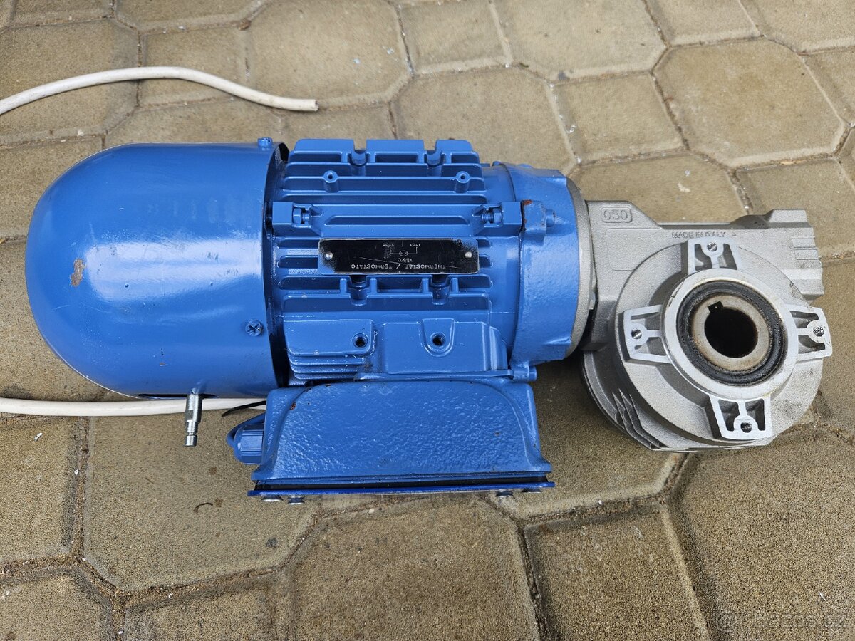 Elektromotor s převodovkou
