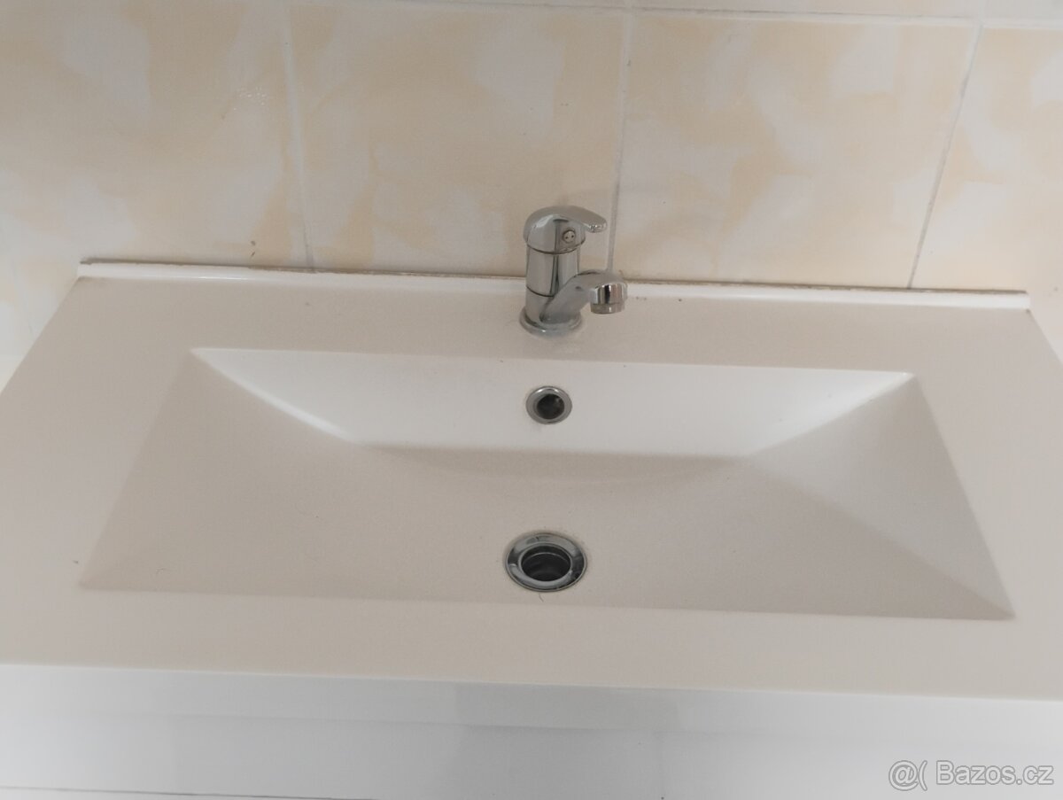 Umivadlo skříňkou a bateriji