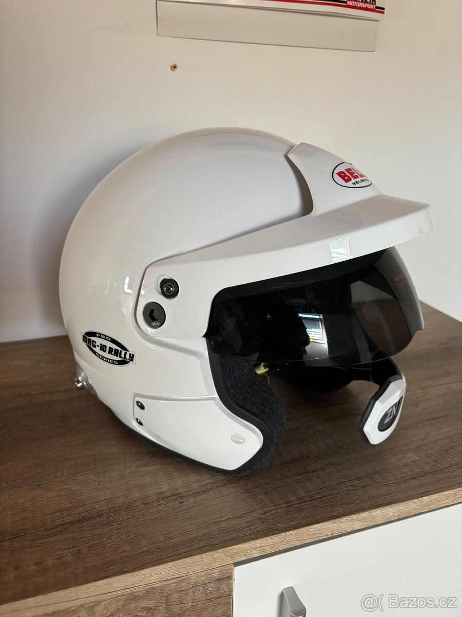 Závodní automobilová helma Bell