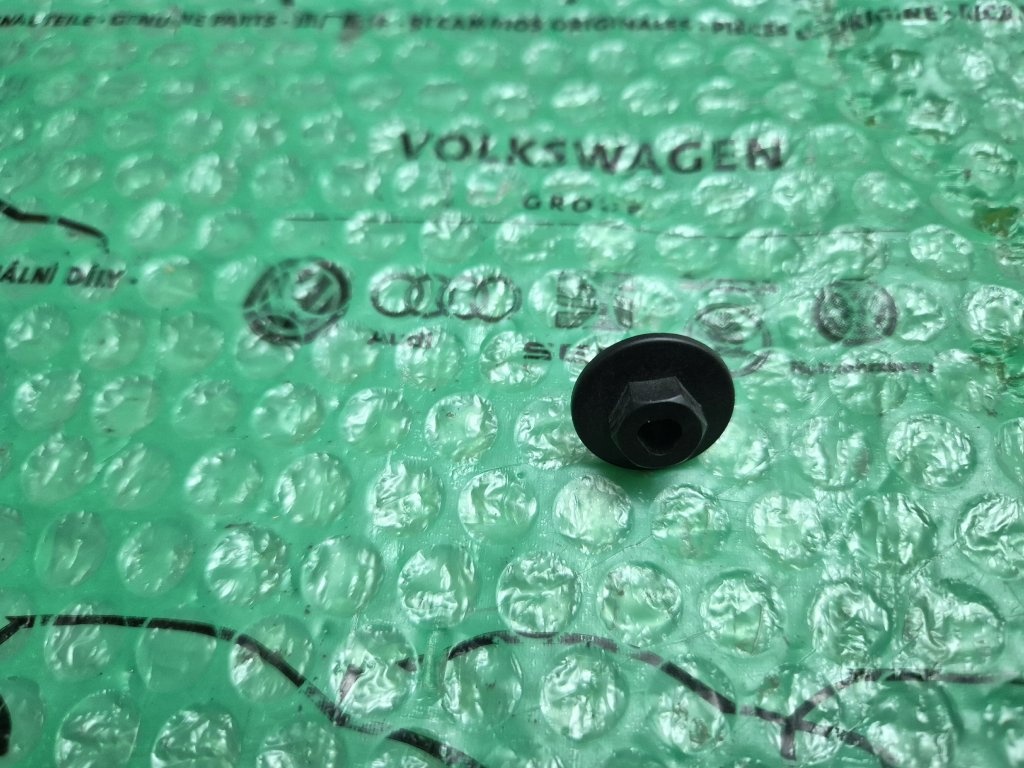 matice k uchycení filtrboxu Škoda Felicia, rezonátoru Škoda