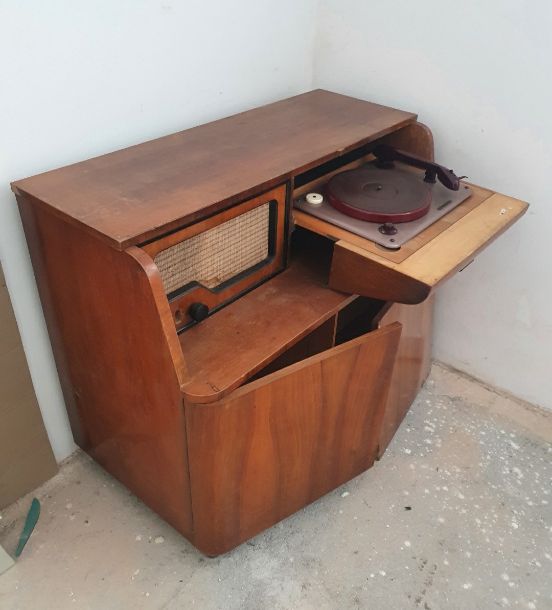 Gramofon ve skříňce Supraphon