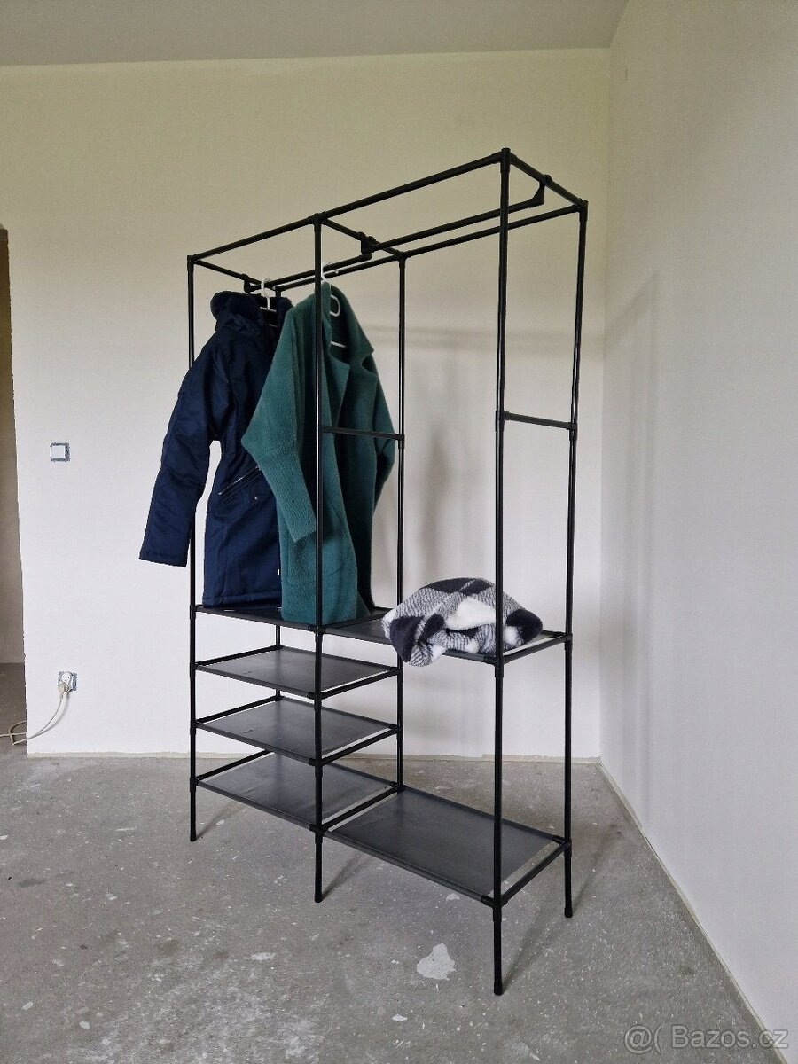 Šatní skříň s 6 policemi a věšáky (172 cm)