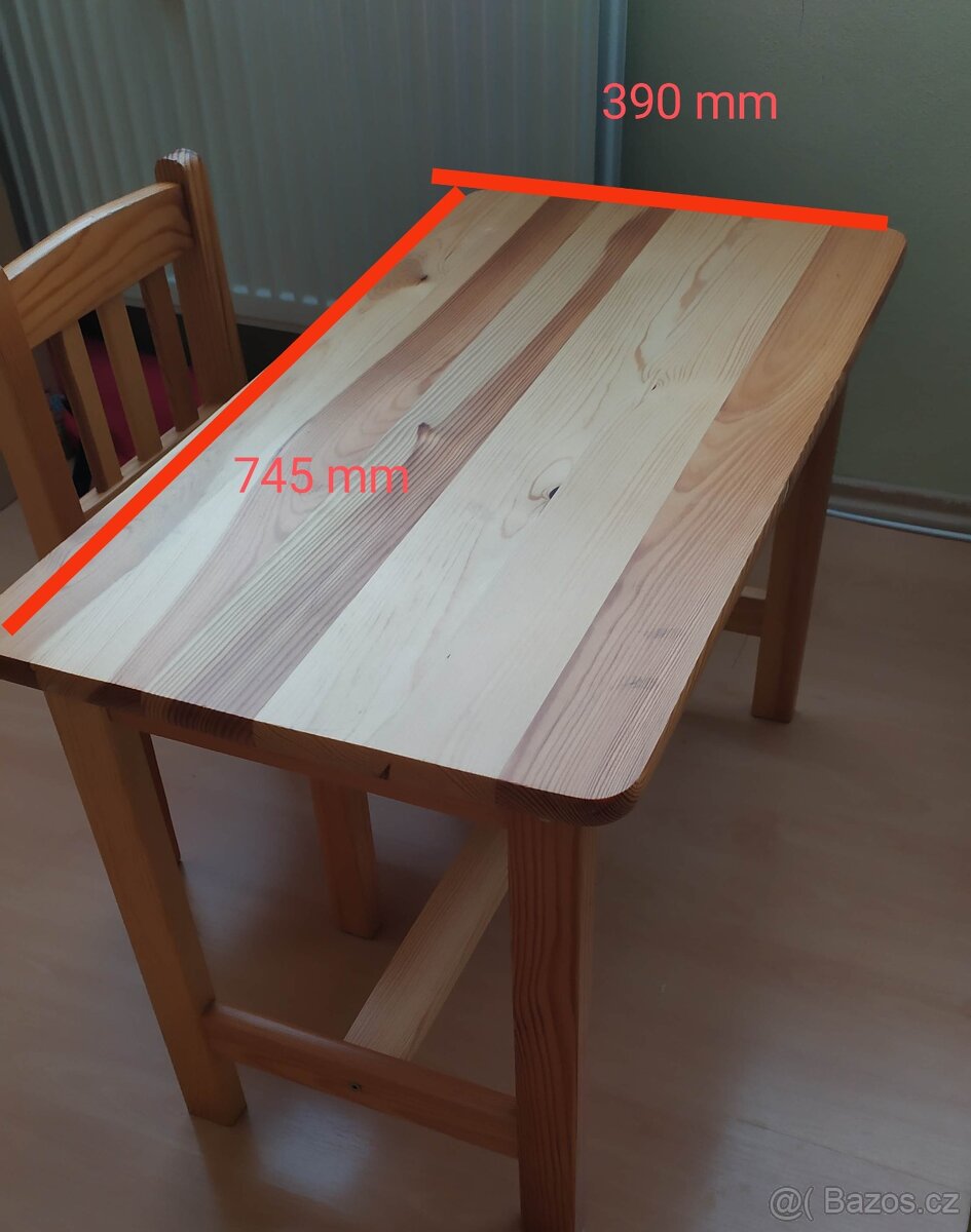Dětský stolek se židlí.