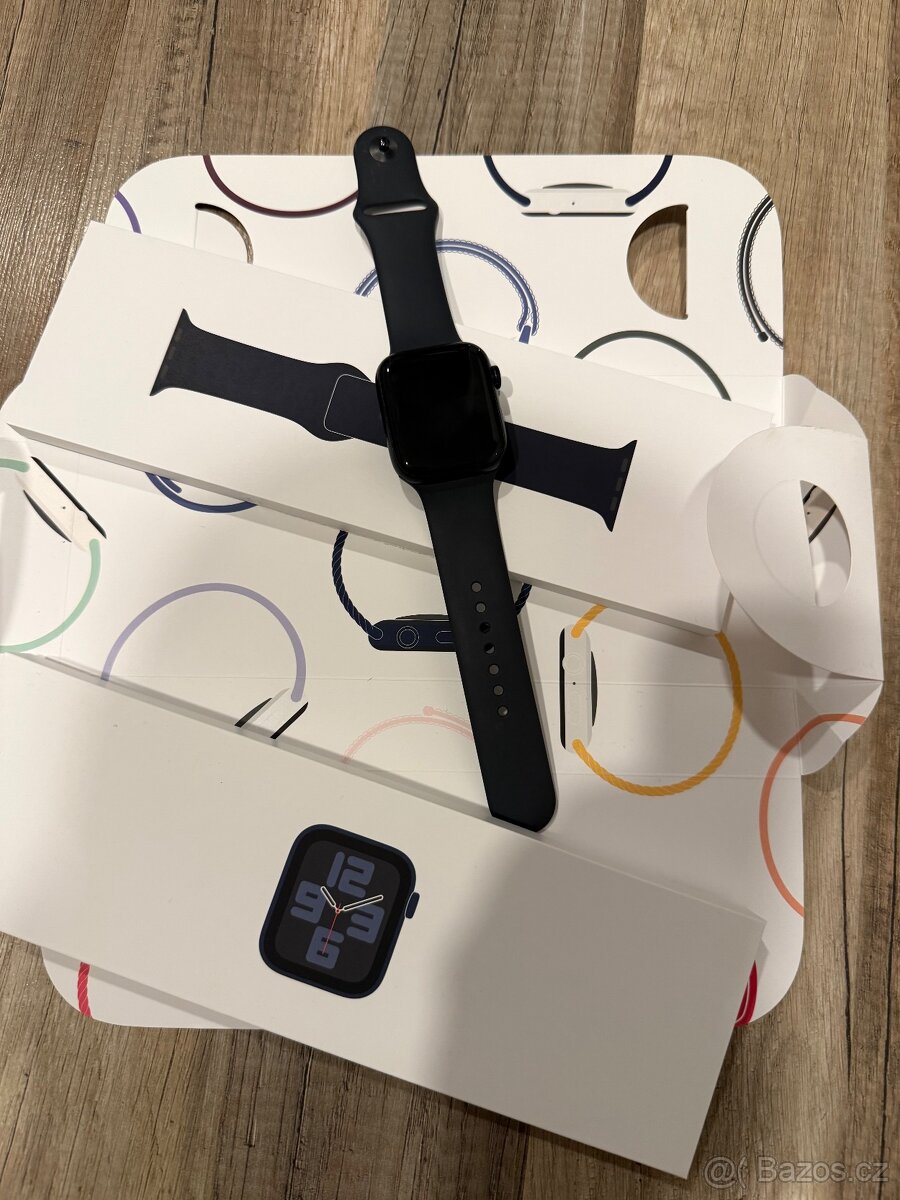 Apple Watch SE 44mm gen2 - nejnovější .