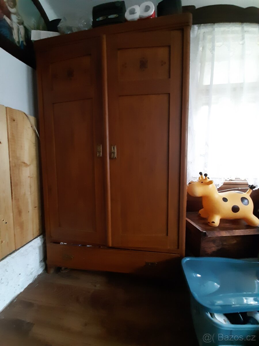 Šatní skříň s komodou