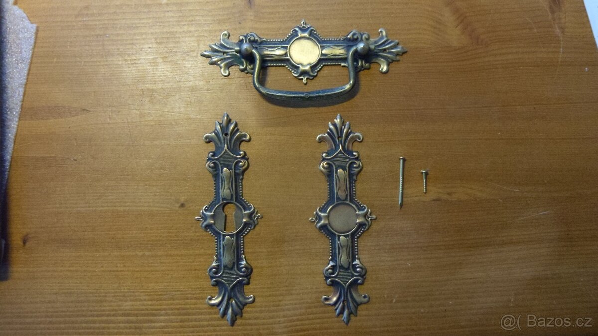 Mosazné ražené kování - štítky