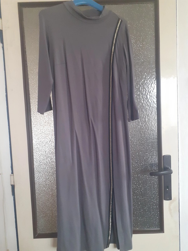 Krásné zimní šedé šaty značky Dmania, XL