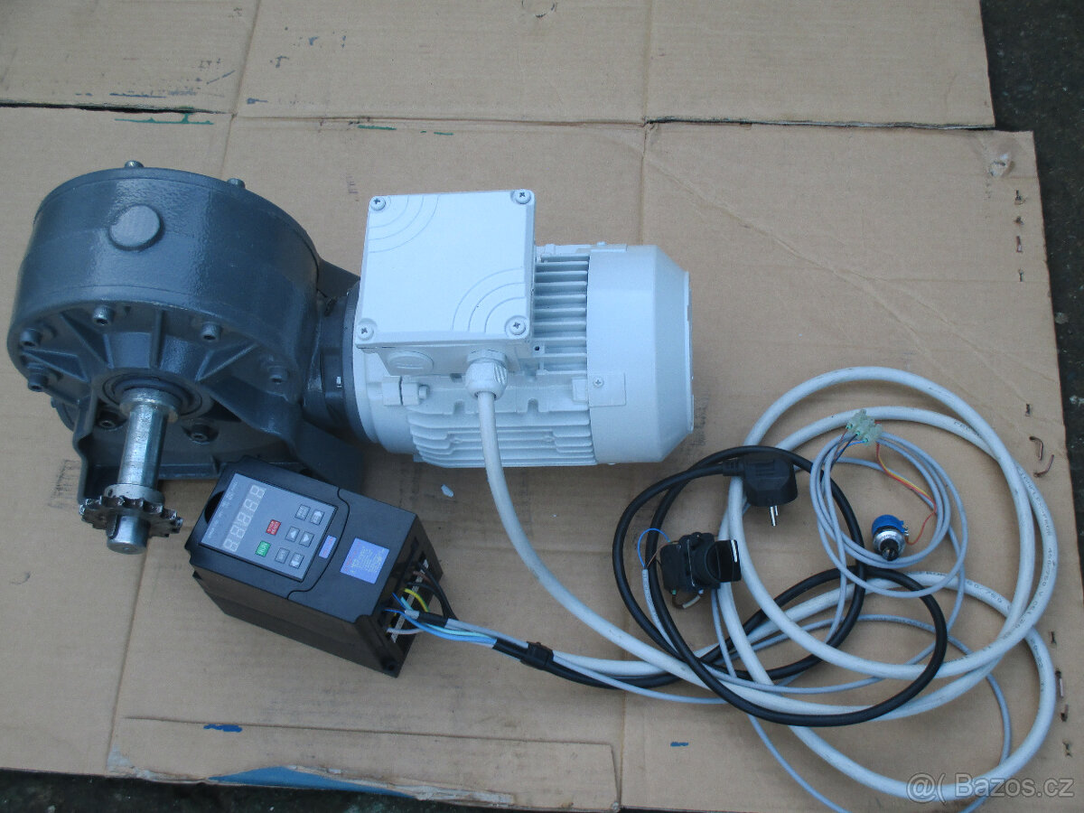 Elektromotor s převodovkou a frekvenčním měničem.