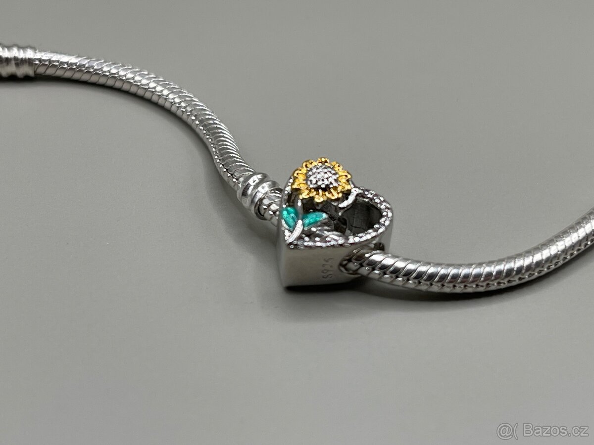 Stříbrný přívěsek č. 2 - květina v srdci