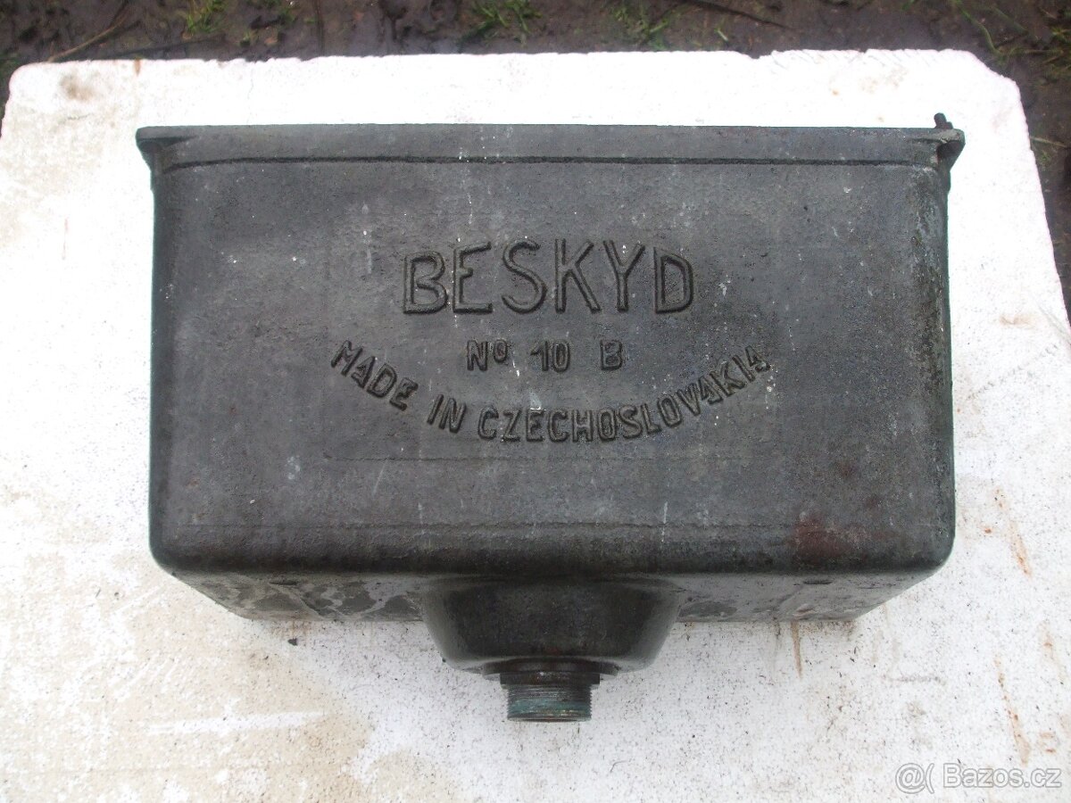 Stará litinová nádrž splachovadla WC.