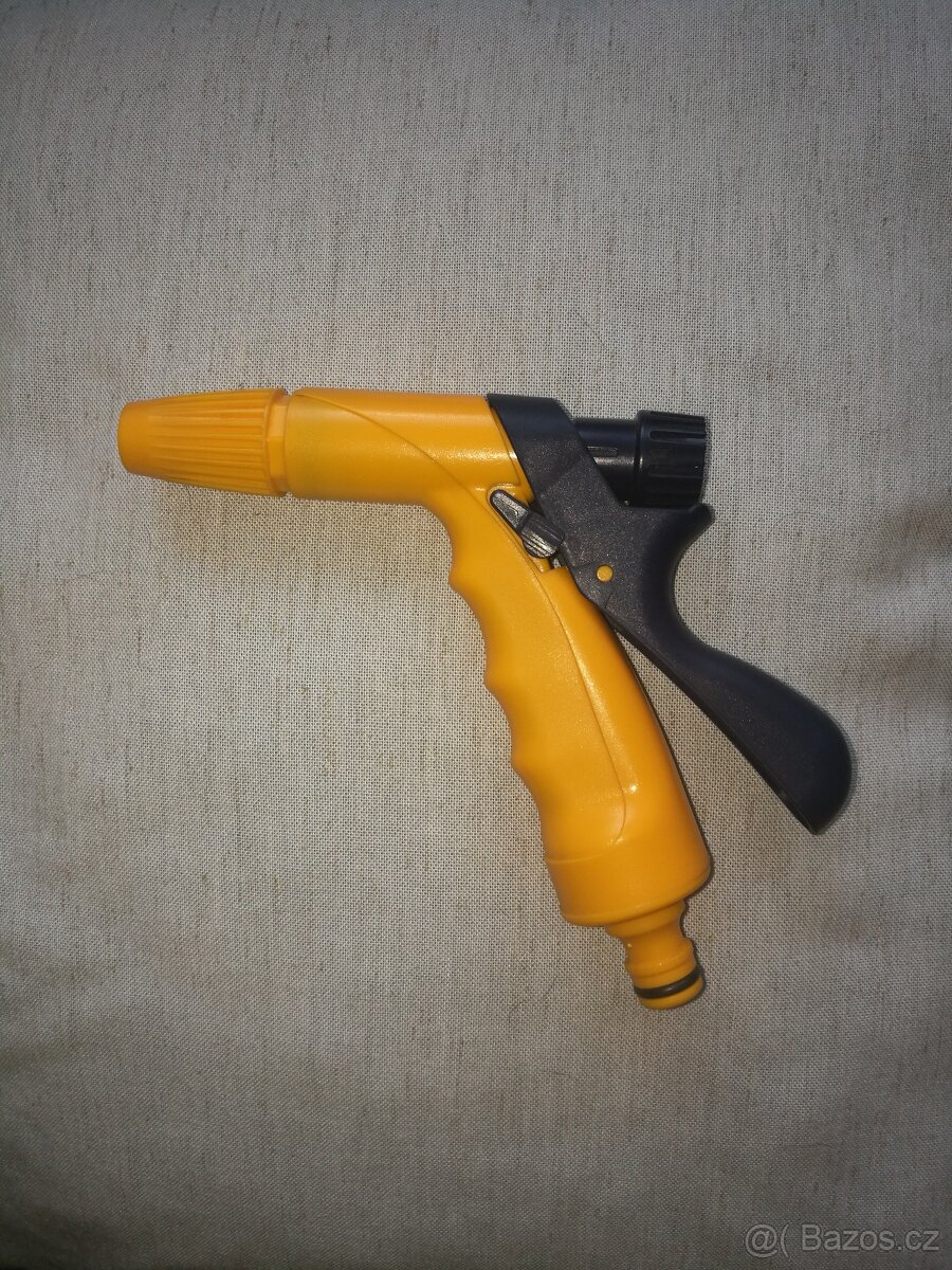 Postřikovač na zahradní hadici.