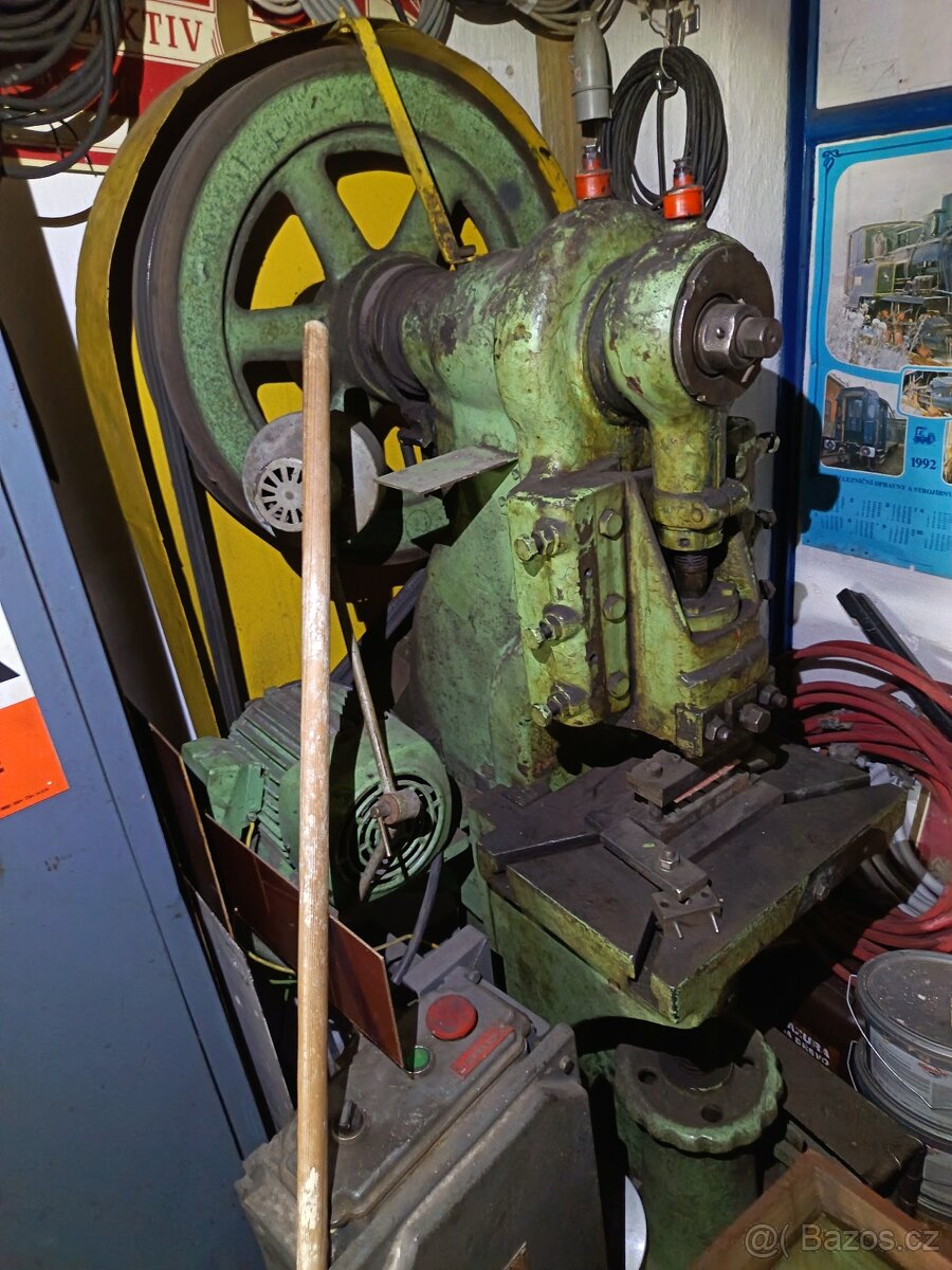 Výstředníkový lis