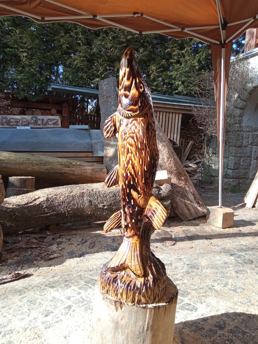 Dřev3ná socha - štika