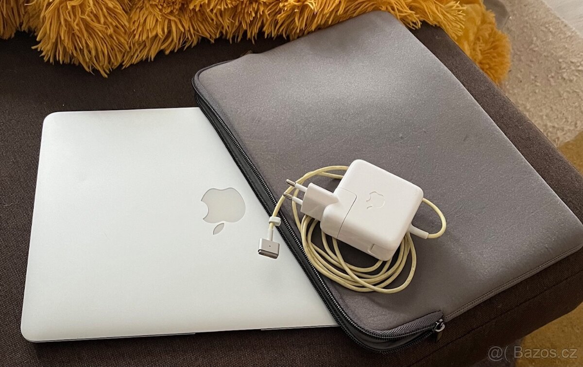 Apple MacBook Air 13" komplet vč. stříbrného pouzdra