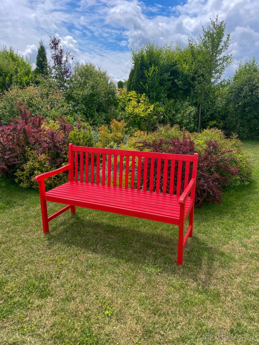 Červená lavička