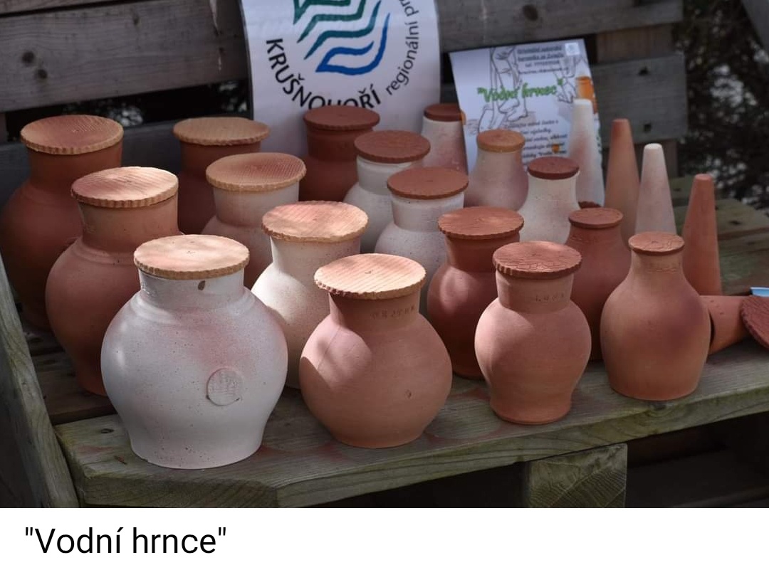 Zavlažovací keramická nádoba