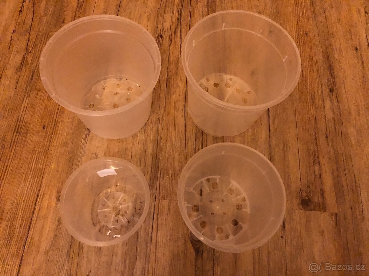 Květináče (pevný plast) kupované v zahradnictví.