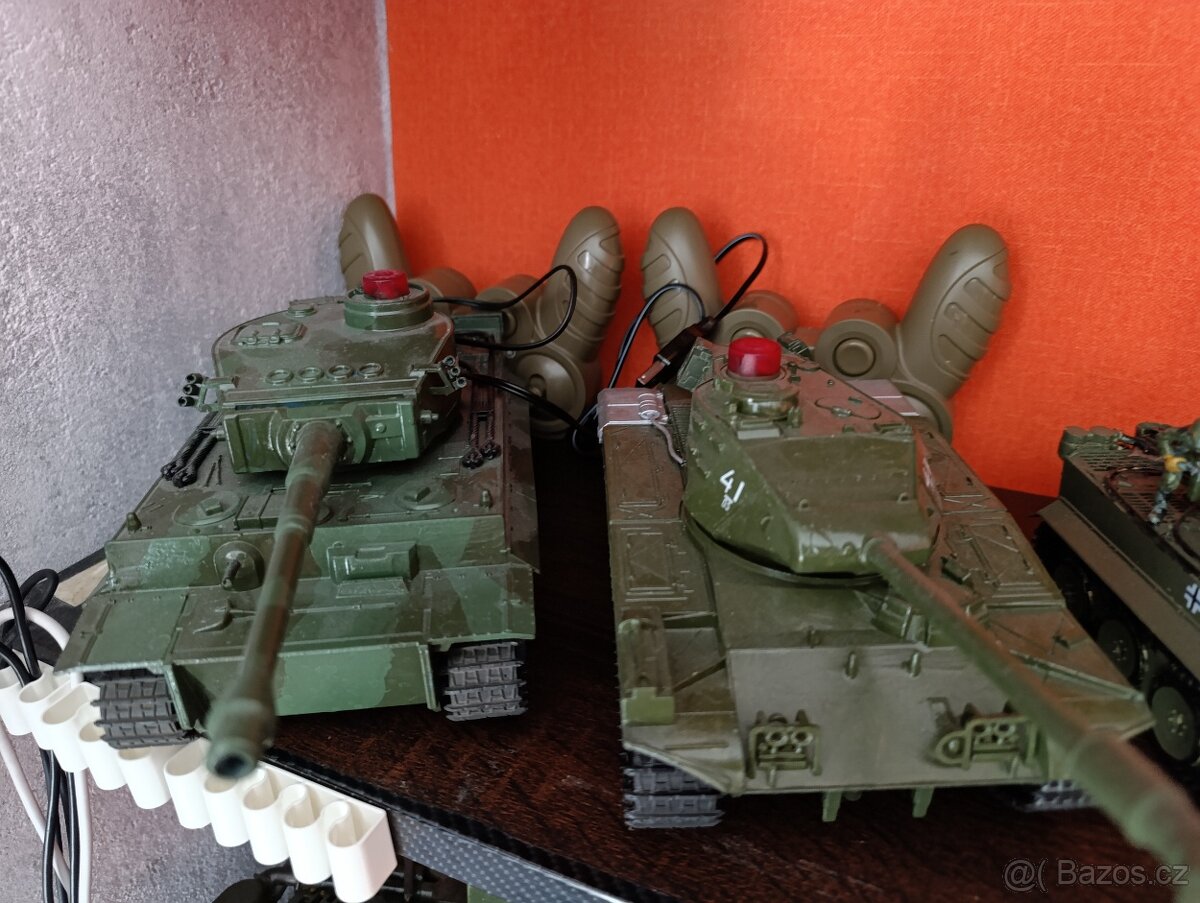 prodám 2 RC soubojové tanky 1:35