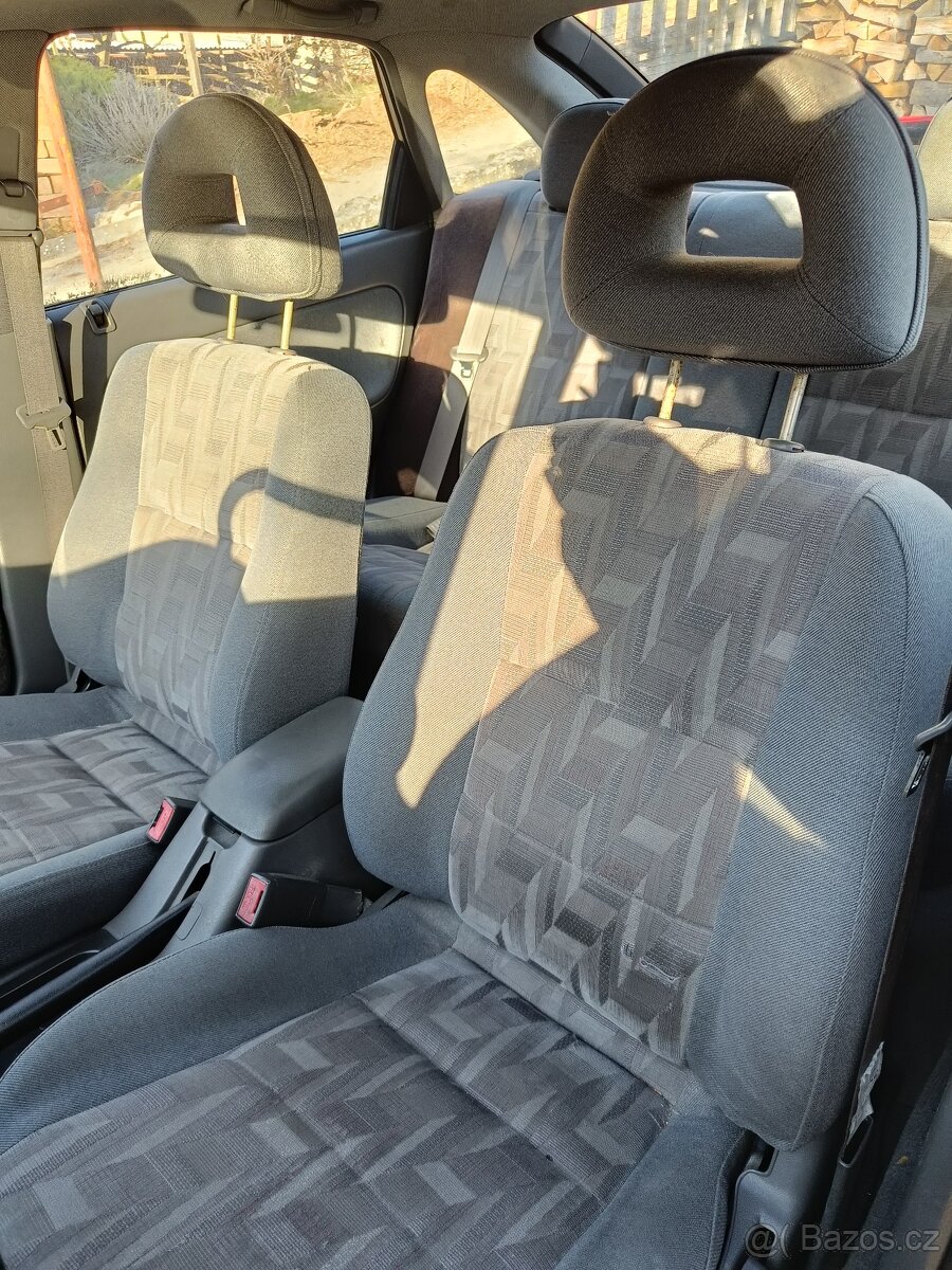 Mazda 626 GE sedačky