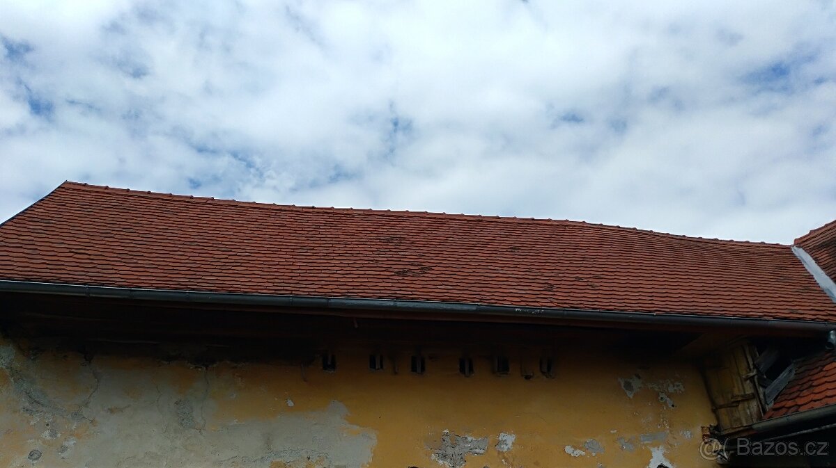 Střešní tašky bobrovky.