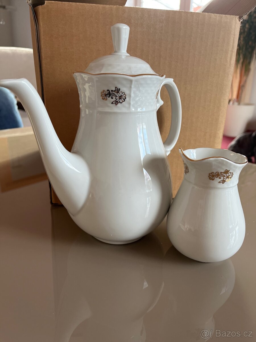 Porcelánová konvice a mlékovka