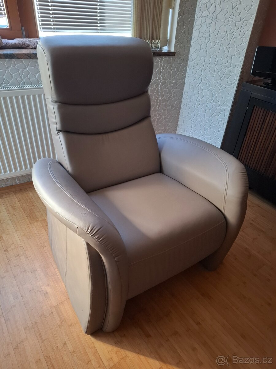 Televizní křeslo s podnožkou