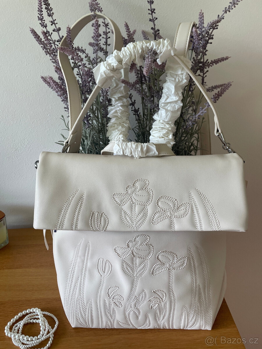 Smetanově bílý elegantní batoh s výšivkou květin Desigual