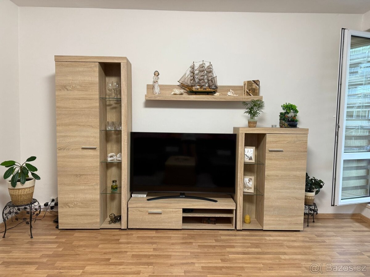 Obývací stěna s konferenčním stolkem