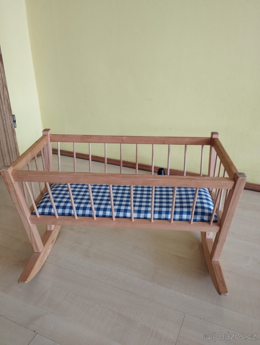 Dřevěná kolíbka pro panenky