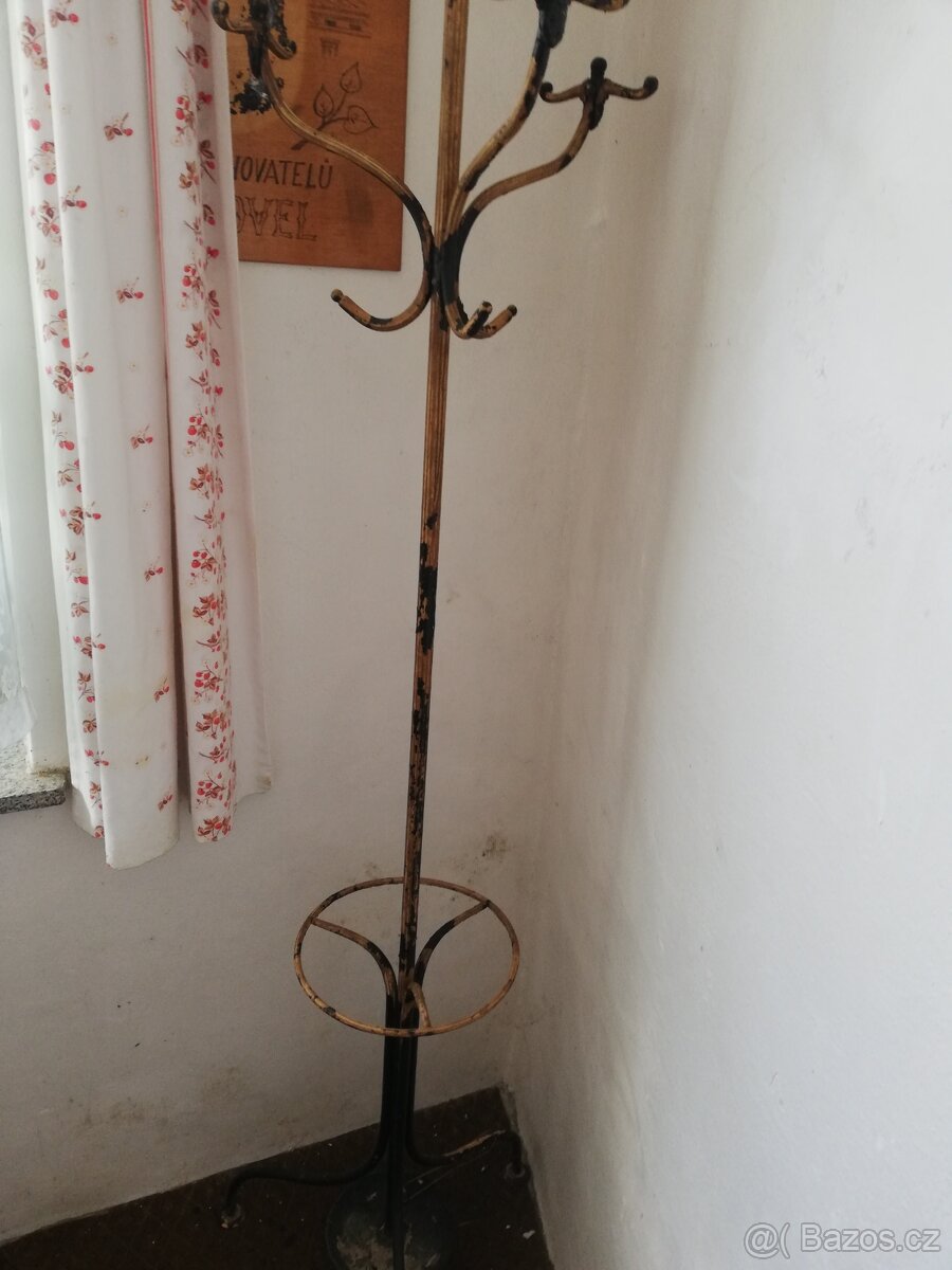 Litinový stojanový věšák