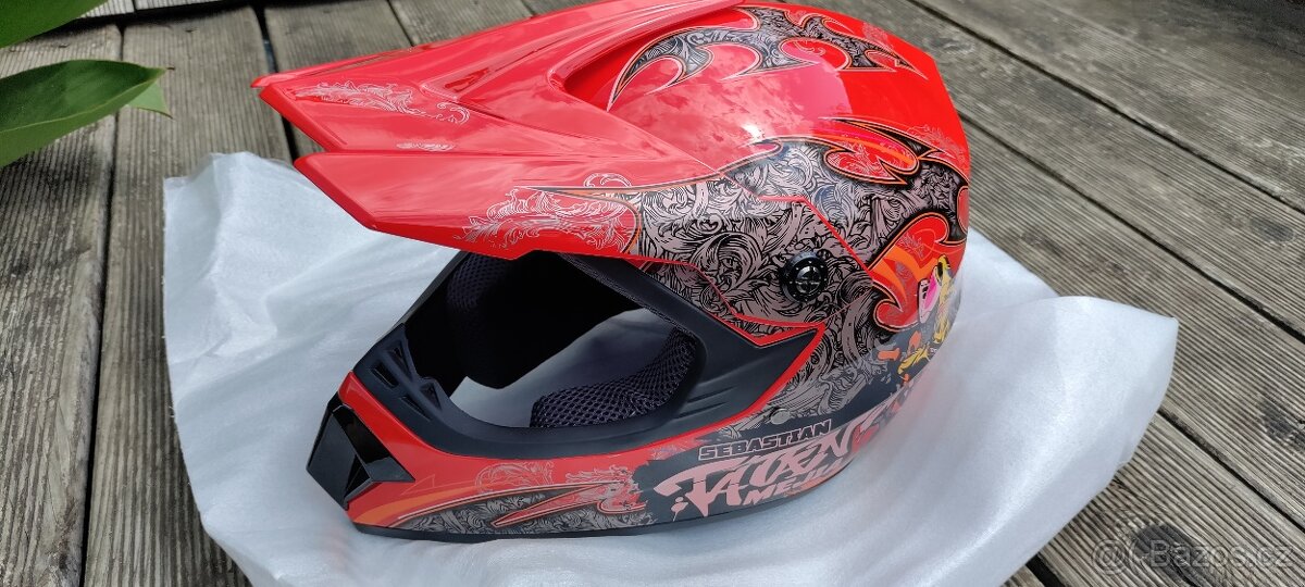 Nová dětská helma červená