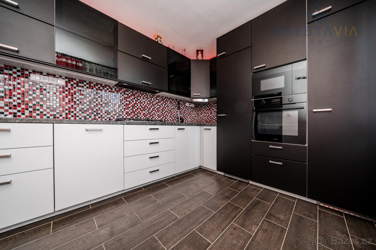 Nadstandartní byt 3+1, 78m2, s 2 wc, sprchovým koutem i vano