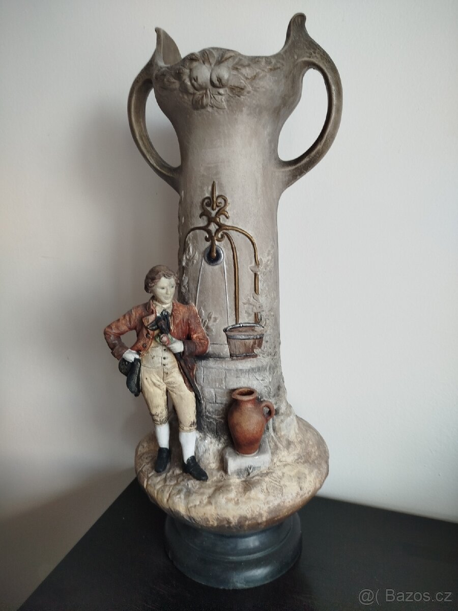 Staré dekorativní vázy