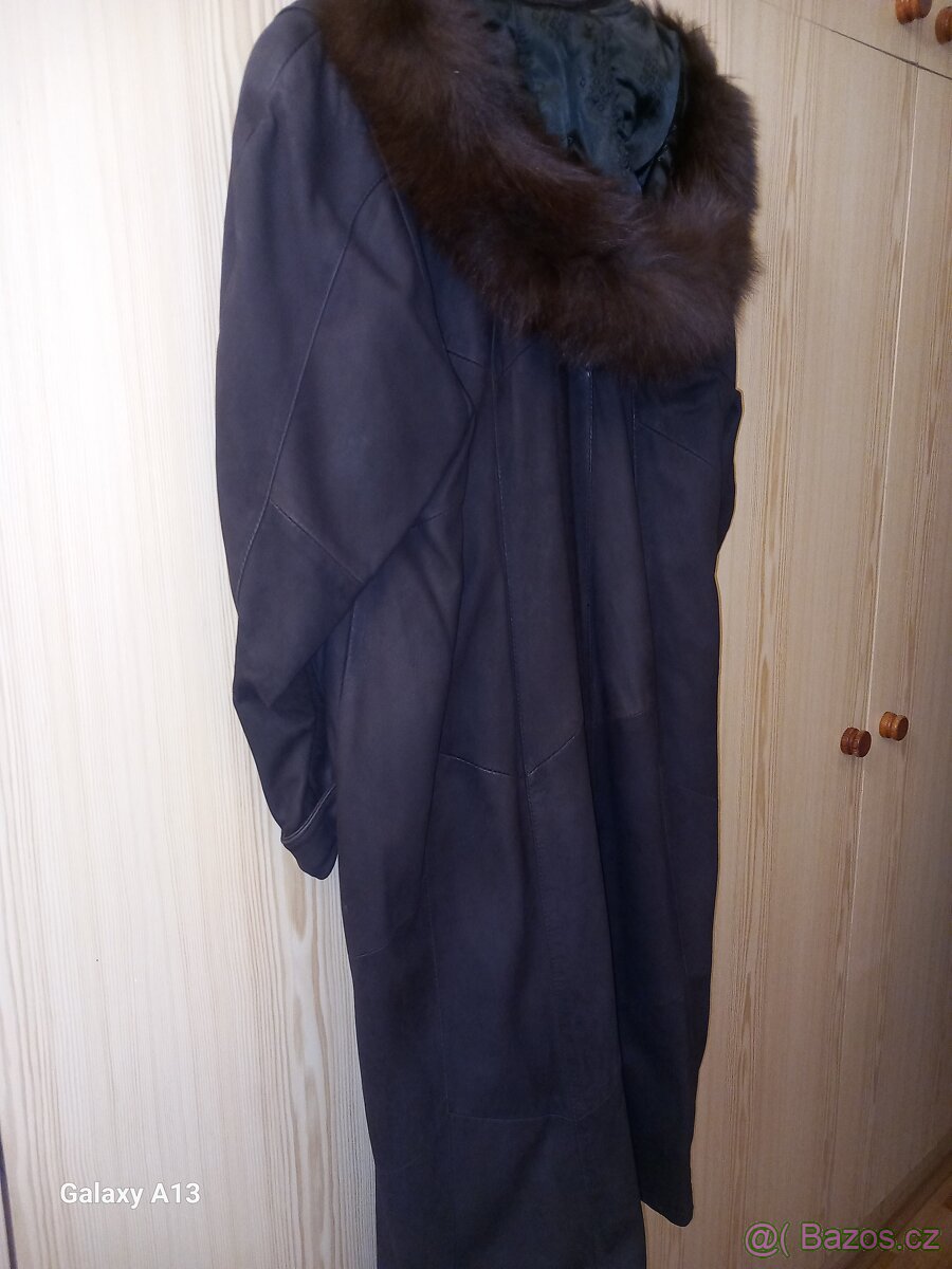 Kožený dlouhý kabát.