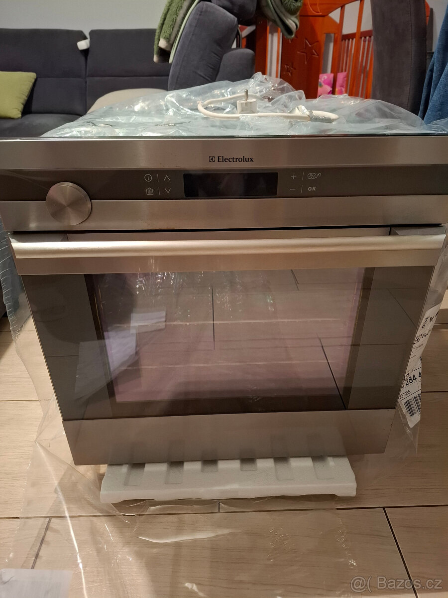 Vestavná parní trouba Electrolux