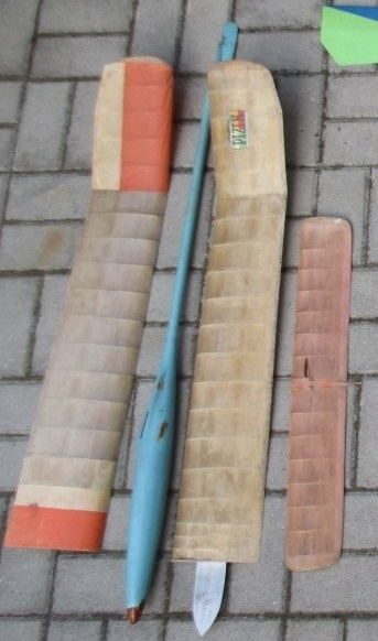 Starý větroň trup křídlo na stěnu opravu apod.