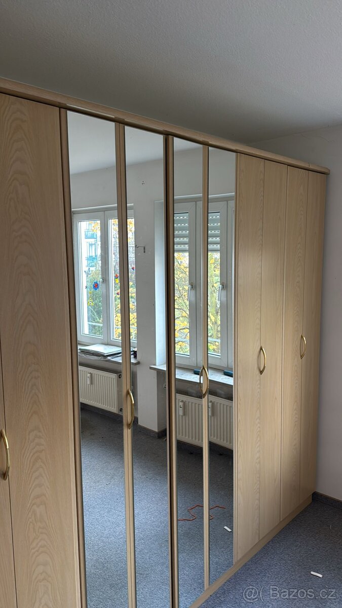 Šatní skříň 6 dveř. lámací dveře