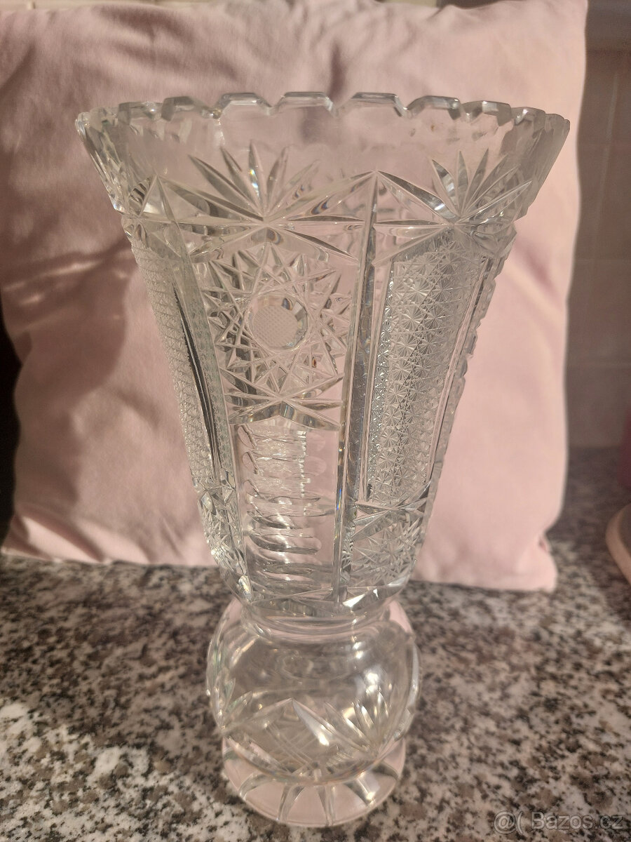 Broušená křišťálová váza