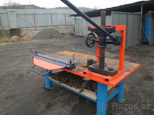 ŽELEZNÝ STŮL S LISEM A OHÝBAČKOU