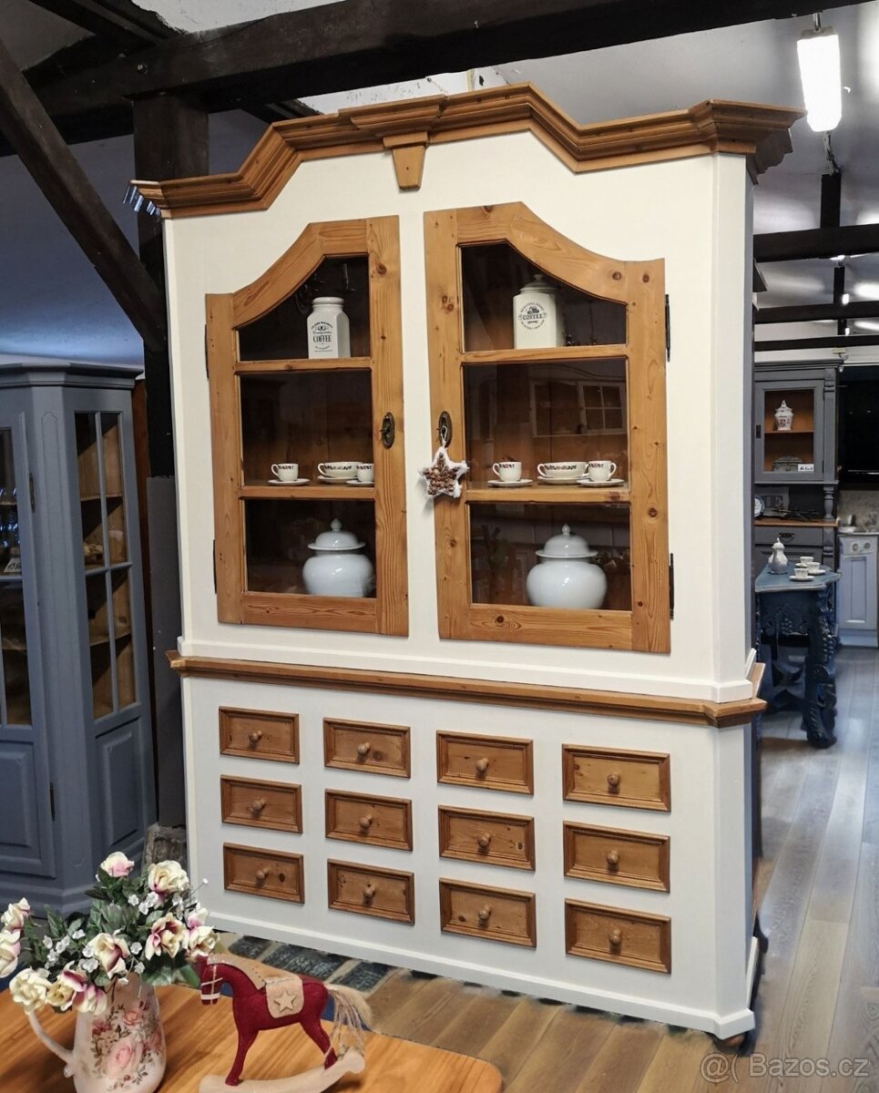 Celomasivní XXL vitrina / skříň Vanilka