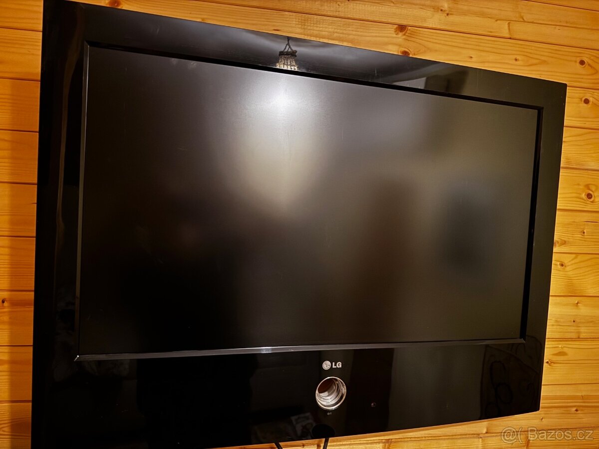 TV LG + držák na stěnu