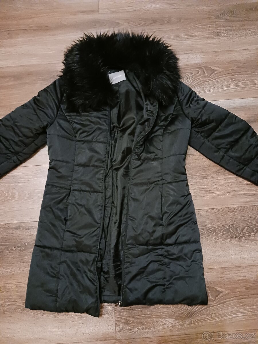 černá bunda a světle šedá